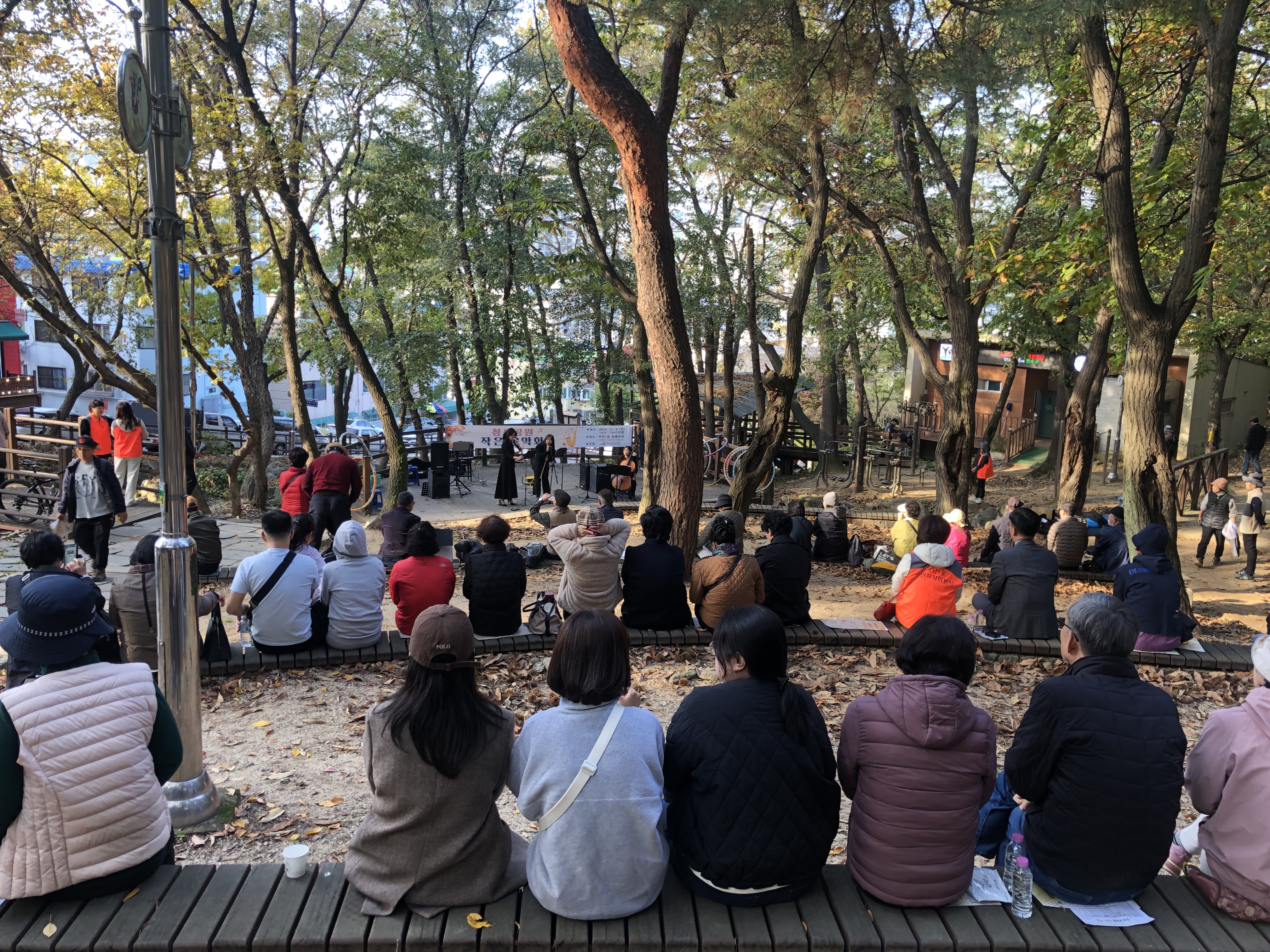 연수구 옥련1동 주민자치회는 지난 8일 옥련동 청룡공원에서 지역 주민을 위한 청룡공원 작은 음악회를 성황리에 개최했다